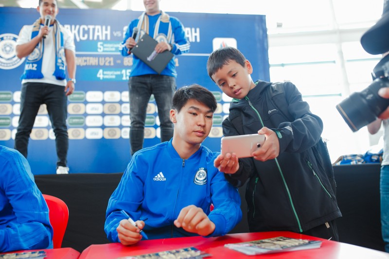 Автограф-сессия с футболистами сборной Казахстана